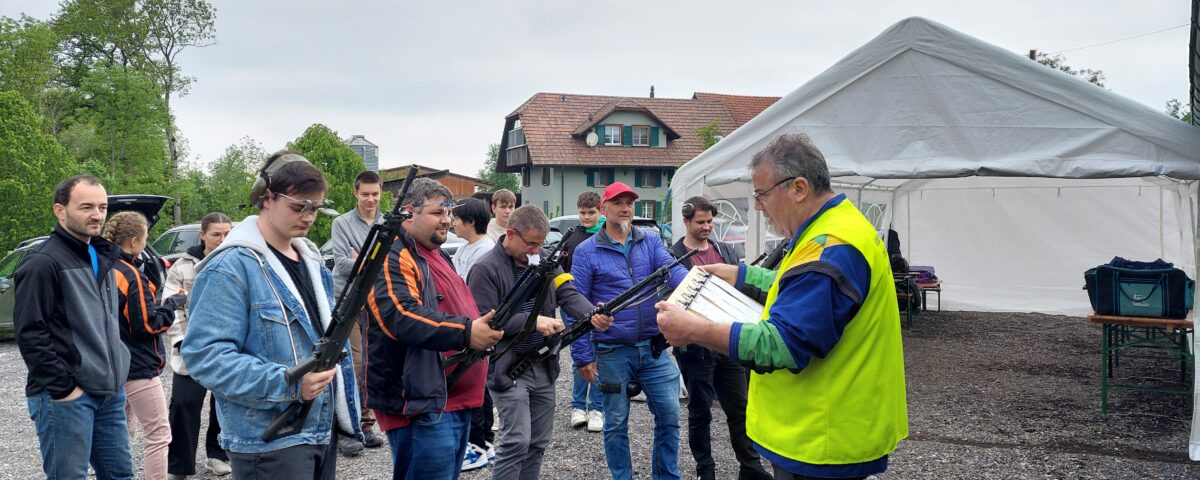 Sicherheit geht vor: Josef Amhof (rechts im Bild) bei der Instruktion und Waffenkontrolle vor dem Schiessen