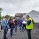 Sicherheit geht vor: Josef Amhof (rechts im Bild) bei der Instruktion und Waffenkontrolle vor dem Schiessen