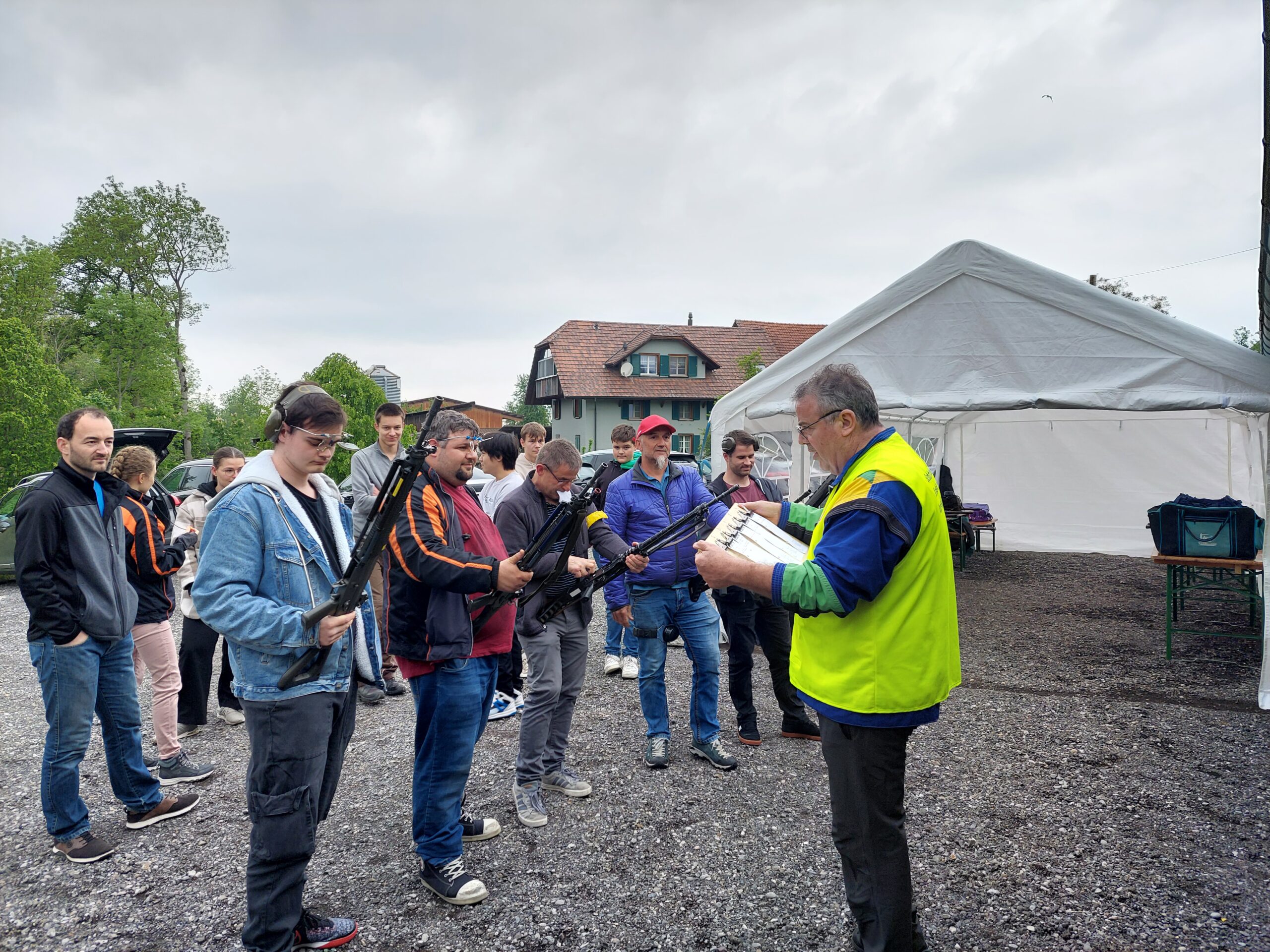 Sicherheit geht vor: Josef Amhof (rechts im Bild) bei der Instruktion und Waffenkontrolle vor dem Schiessen 