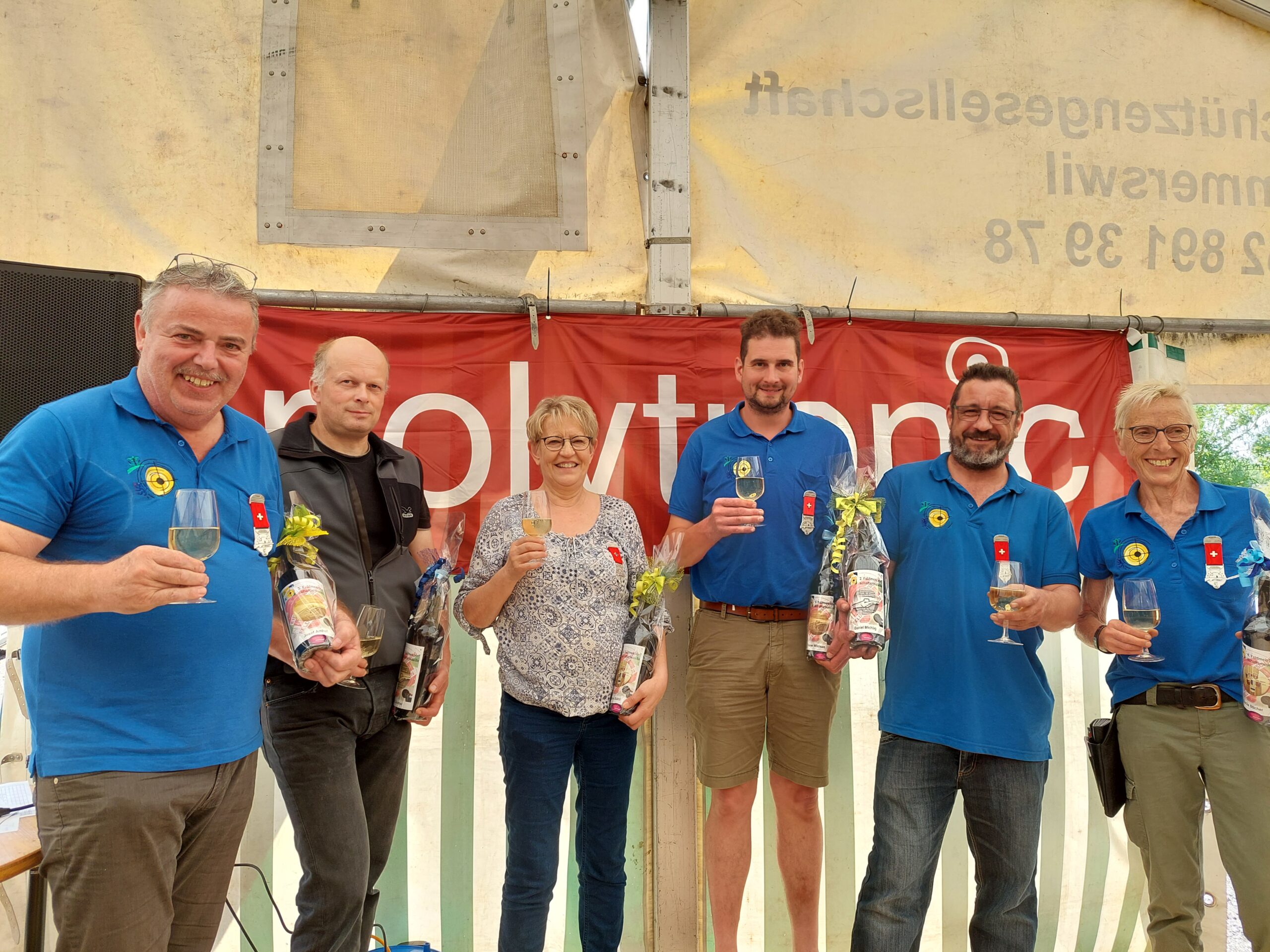 Die Gewinner der Feldmeisterschaftsmedaillen: (von links nach rechts) Josef Amhof, Daniel Lüscher, Claire Stähli, Rainer Wildisen, Daniel Michlig und Lucia Sticher (es fehlen: Theo Muheim und Daniela Wüthrich)